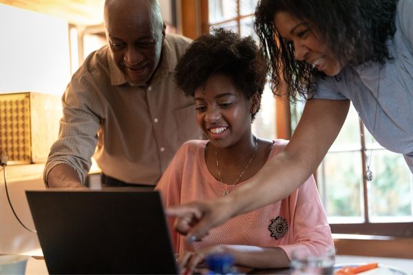 Preise Easy Tutor Familie am Laptop