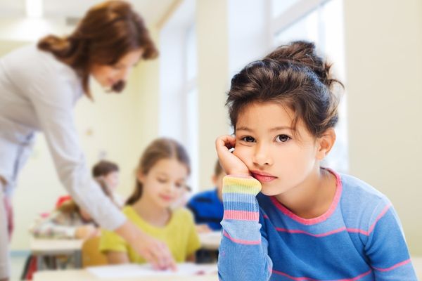 Probleme mit Lehrern in der Grundschule, trauriges Mädchen in der Schule