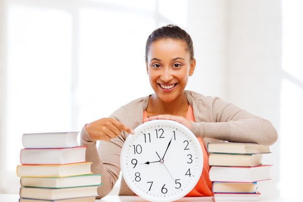 Uhrzeit auf Englisch, Mädchen mit Uhr und Büchern