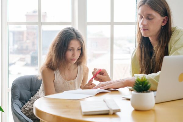 Warum Easy-Tutor? Vater und Tochter machen Hausaufgaben
