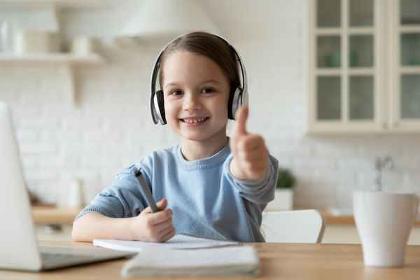 Alles Wichtige zu Easy Tutor, Mädchen am Schreibtisch