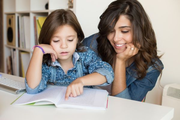 Wortarten bestimmen, Mutter und Tochter lesen ein Buch