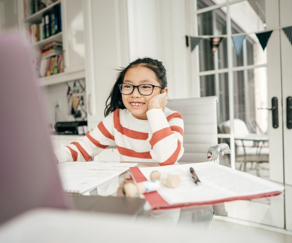 Nachhilfe fuer Grundschueler: Kind bei Online-Nachhilfe