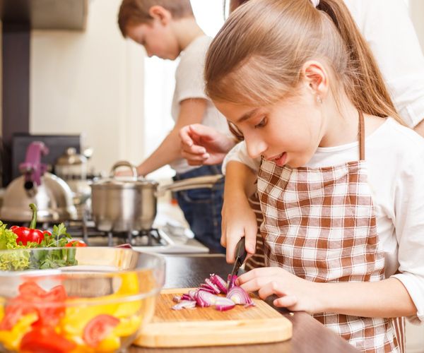 Vegetarische Gerichte fuer Kinder: Familie kocht zusammen