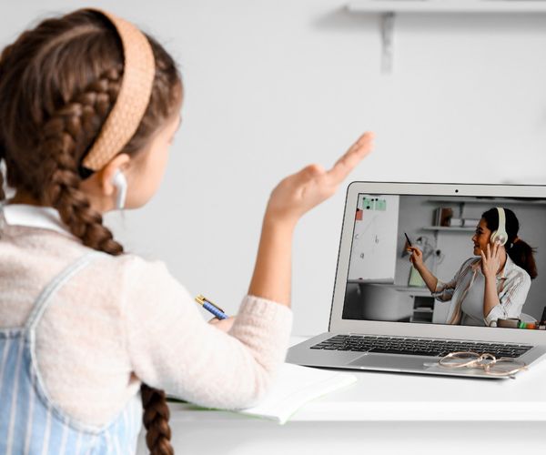 Das virtuelle Klassenzimmer von Easy-Tutor: Schuelerin bei Online-Nachhilfe