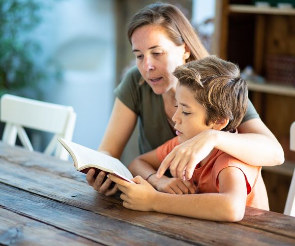 Lesen lernen:Mutter liest mit Sohn
