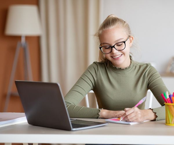 Deutschunterricht online: Schuelerin bei Online-Nachhilfe 