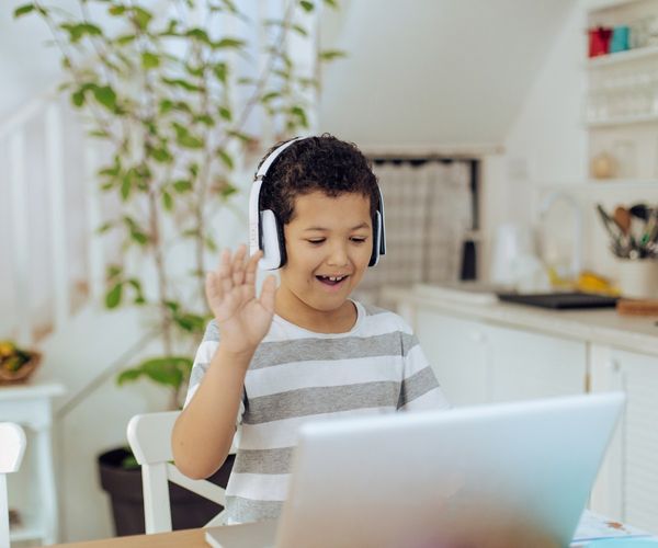 Deutsch Nachhilfe: Junge mit Kopfhoerern und Laptop 