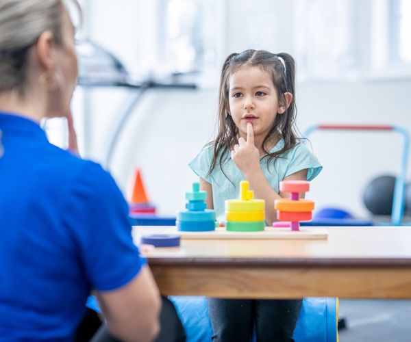 Stottern bei Kindern: Schuelerin bei Logopaedin