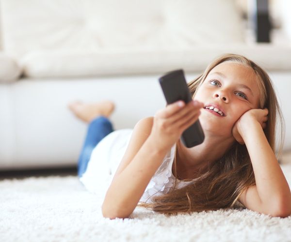 Ab wann kann man Kinder alleine lassen?: Kind schaut Fernsehen