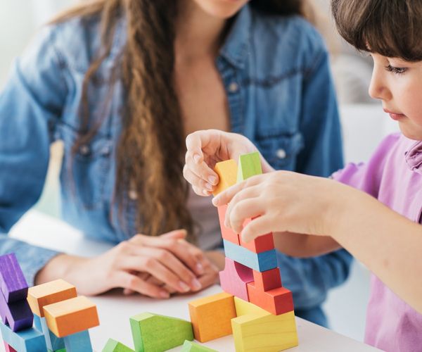 Schuleingangsuntersuchung: Kind baut mit Baukloetzen