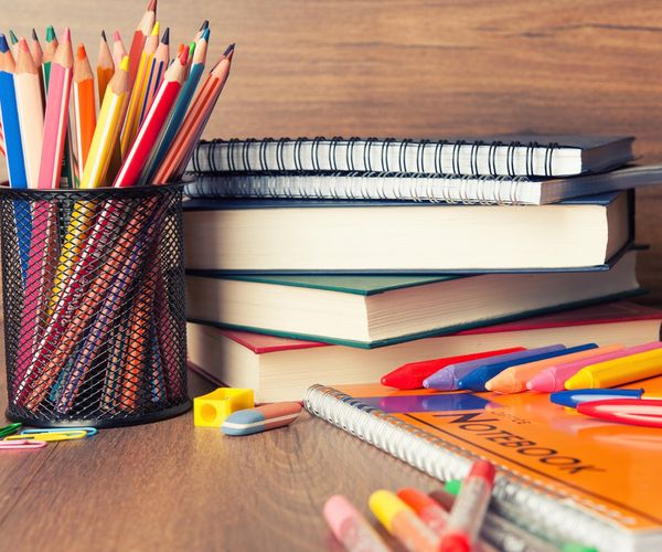 Schulsachen beschriften: Stifte und Buecher