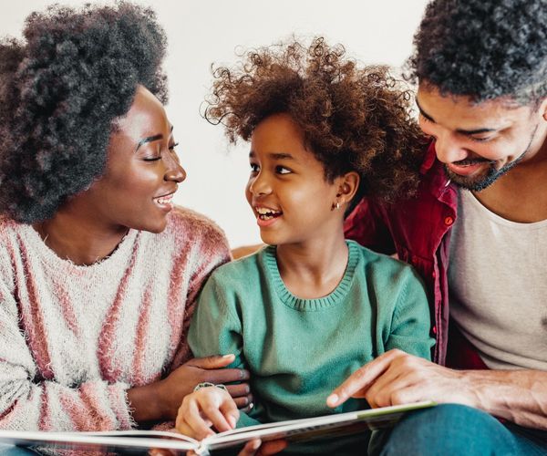 Beduerfnisorientierte Erziehung: Eltern lesen mit Kind