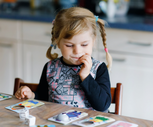 Ged-chtnistraining-f-r-Kinder_M-dchen-beim-Spielen