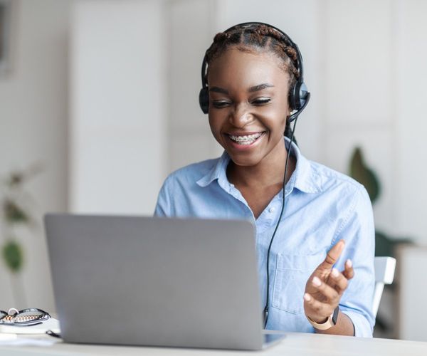 Nachhilfe Bochum: Schuelerin mit Headset am Laptop