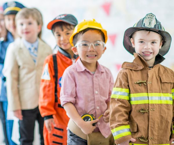 Berufsorientierung fuer Schueler: Kinder mit Kostuemen